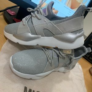 Sneakers size 7 Brand New